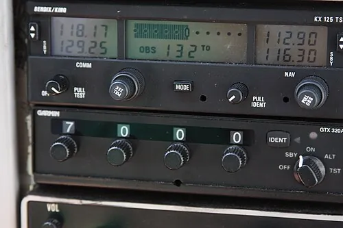 Cockpit radio-navigation tuning unit above a transponder in a Cessna 172.