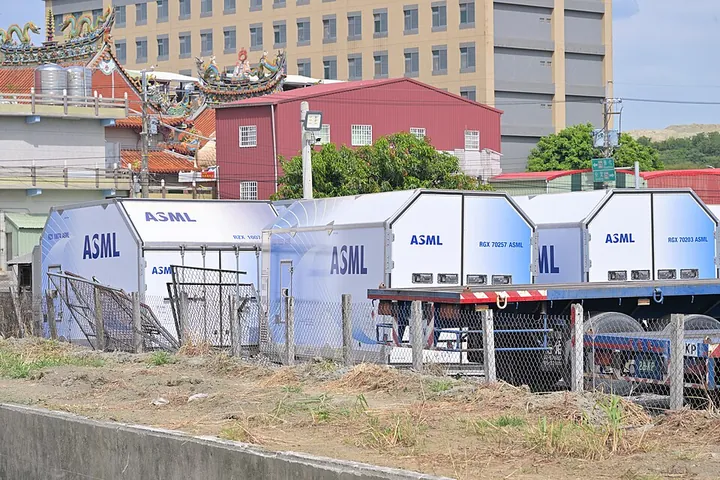 Airfreight containers for ASML machinery in Tainan