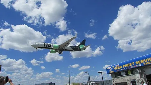 Flair Boeing 737 approaching above a roadside area near Toronto Pearson.