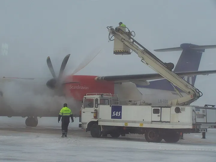 A Dash 8 propeller being deiced at Växjö Airport in Sweden