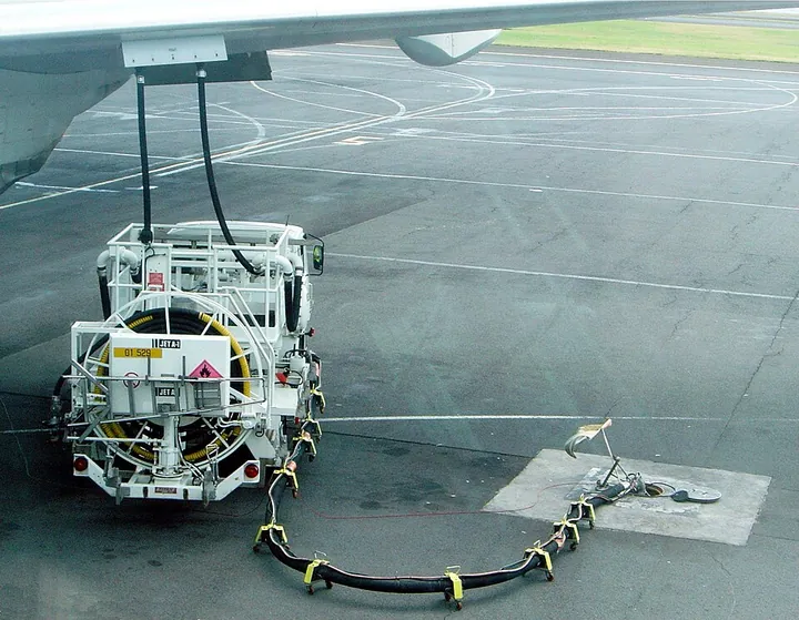 A vehicle supplying an Air Austral Boeing 777 from an underground fuel system at Réunion