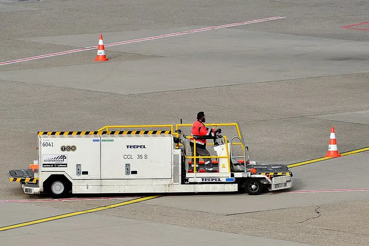 A cargo high-loader and transporter at Düsseldorf Airport