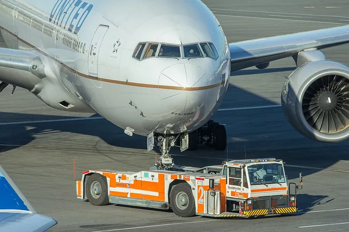 A Goldhofer tractor beside a United Airlines aircraft at San Francisco Airport