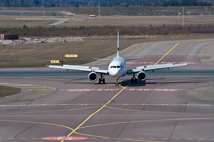 A Finnair Airbus A321 leaving runway 22L at Helsinki-Vantaa Airport