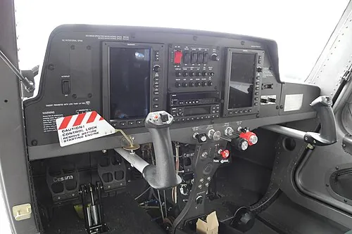Cessna Skycatcher cockpit with electronic screens and a central radio panel.